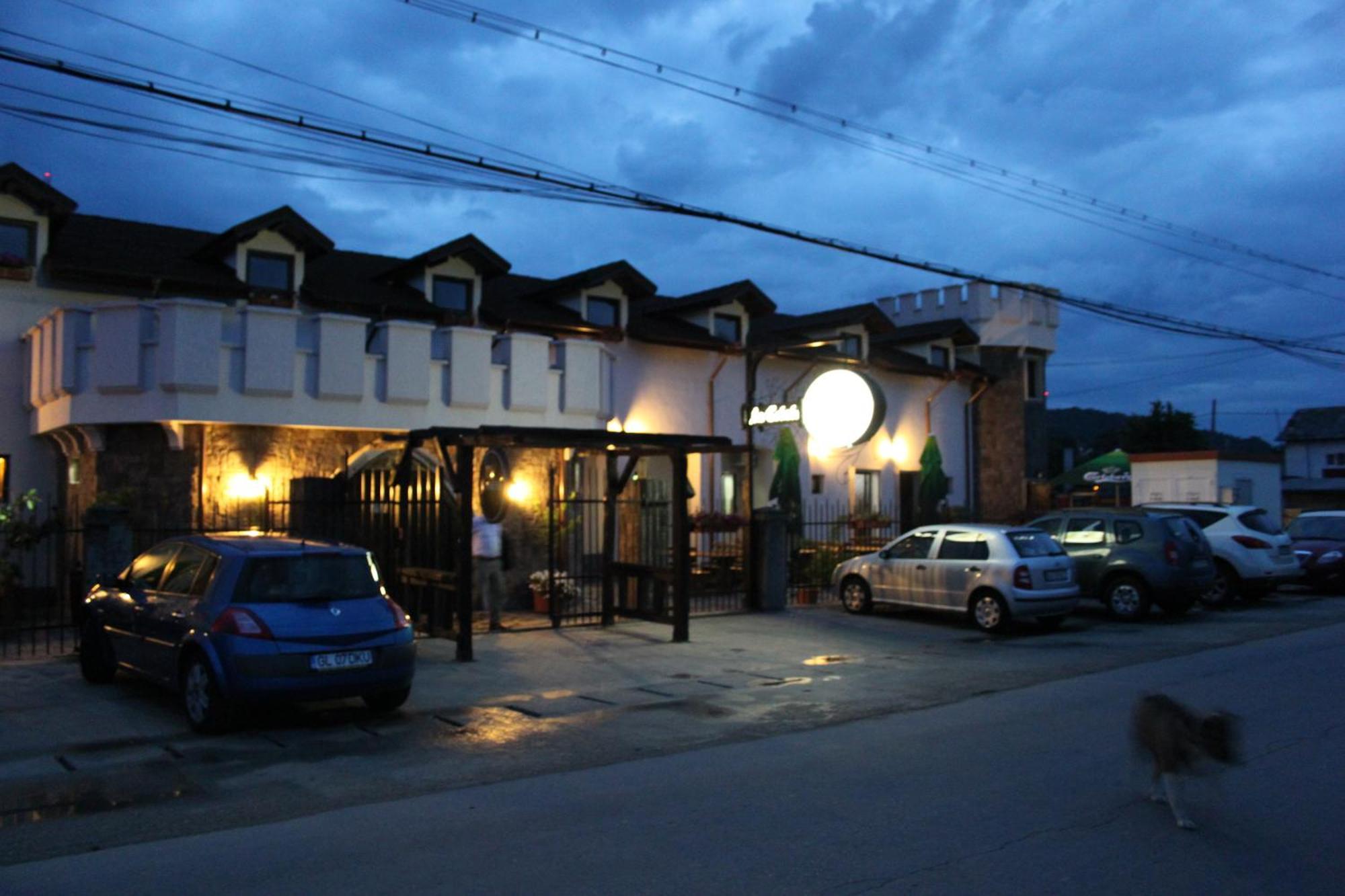 Hotel Lacetate Piteşti Extérieur photo