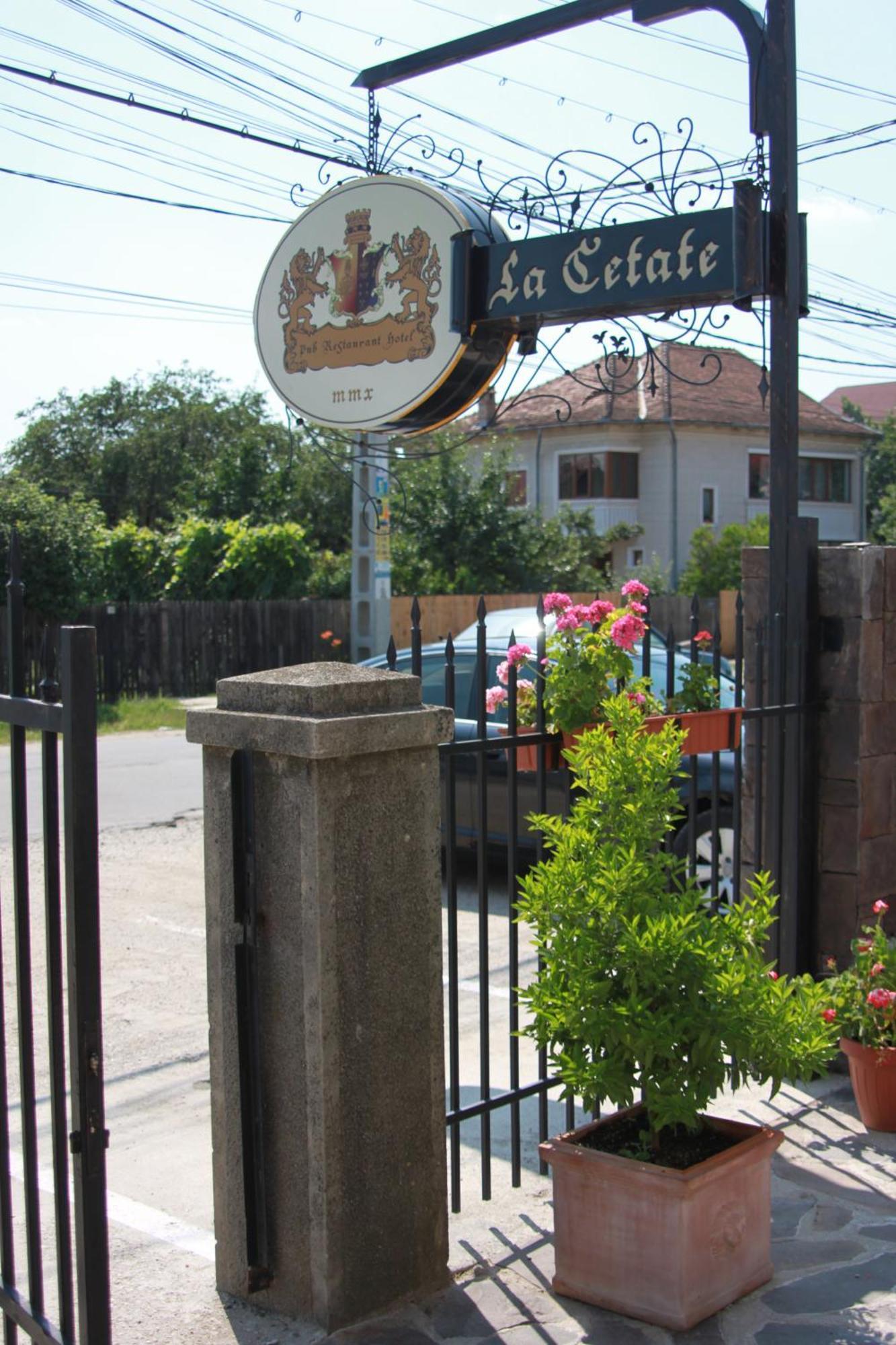 Hotel Lacetate Piteşti Extérieur photo