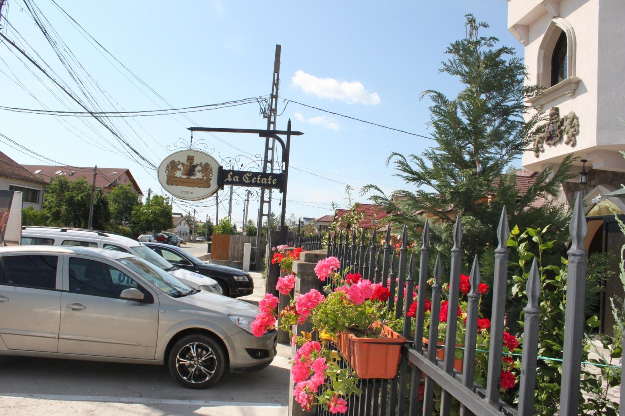 Hotel Lacetate Piteşti Extérieur photo